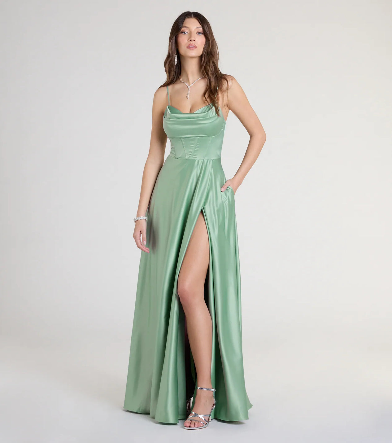 Vestido verde sage con abertura