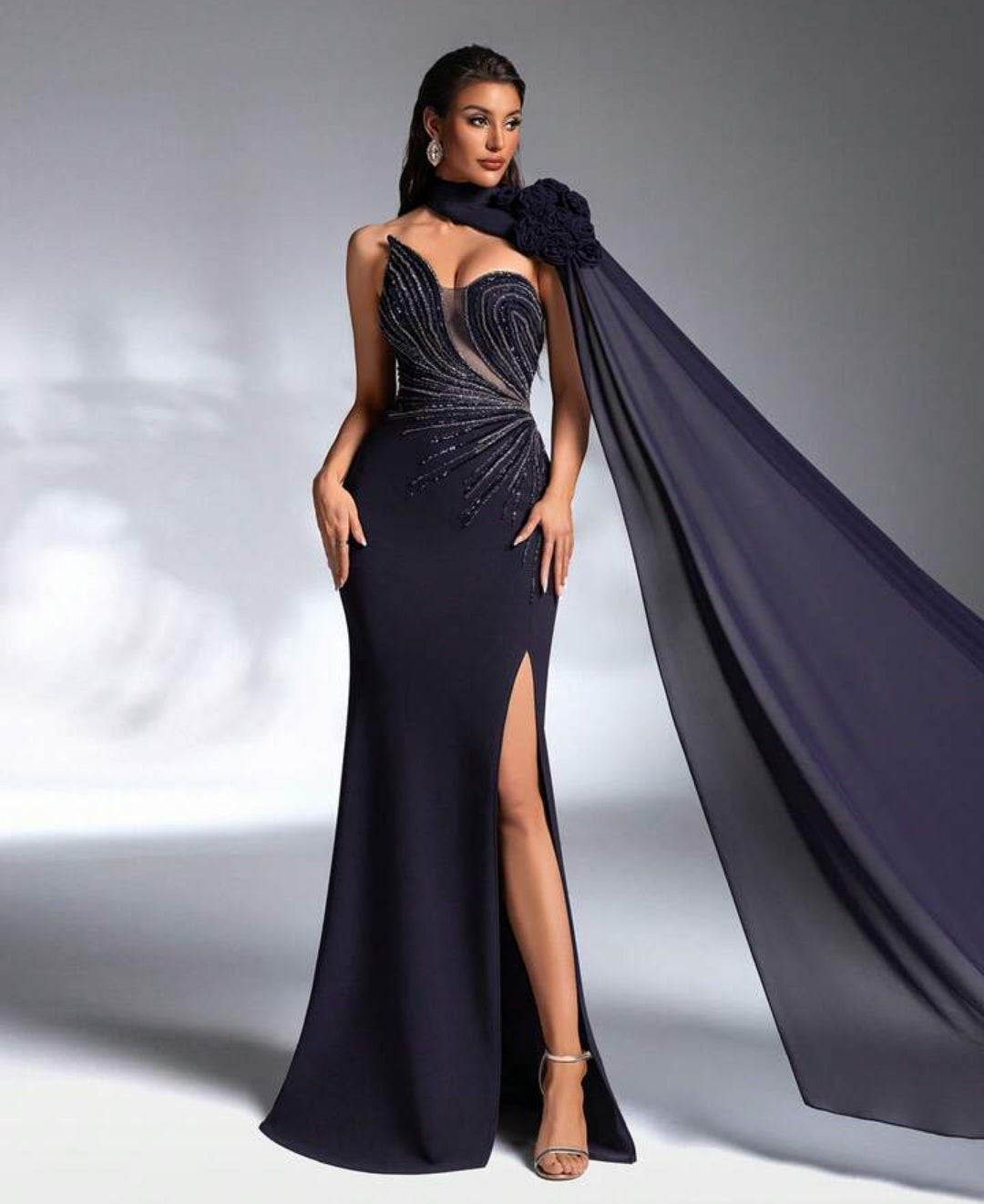 Vestido azul oscuro con pedrería tornasol y capa