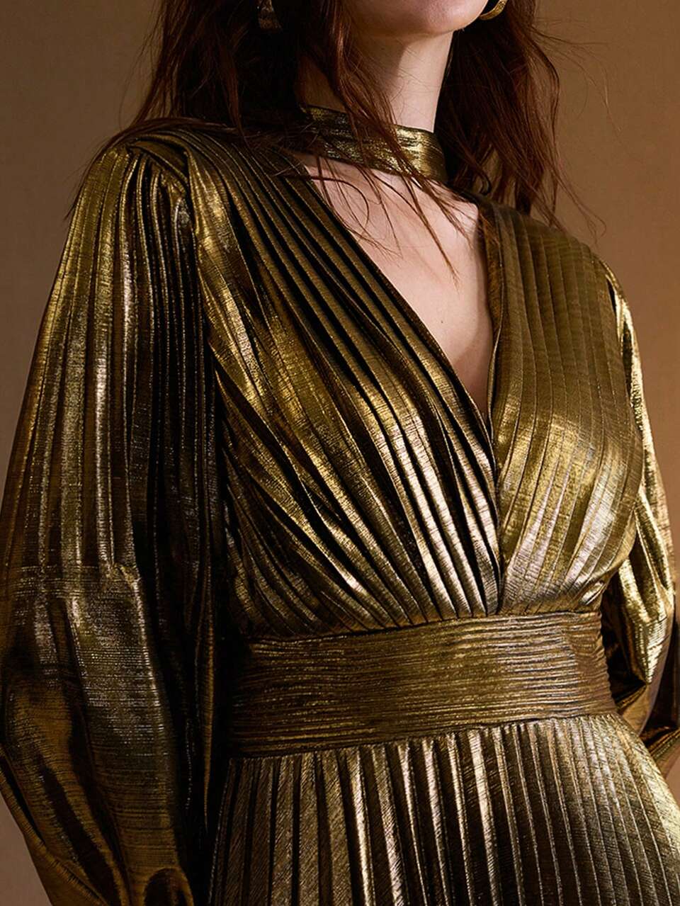 Vestido dorado metálico plisado manga larga