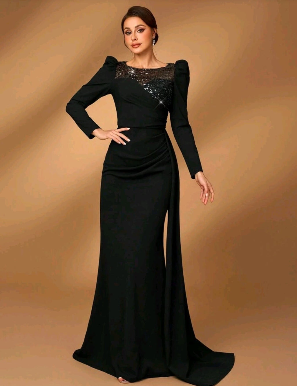 Vestido negro manga larga corte sirena