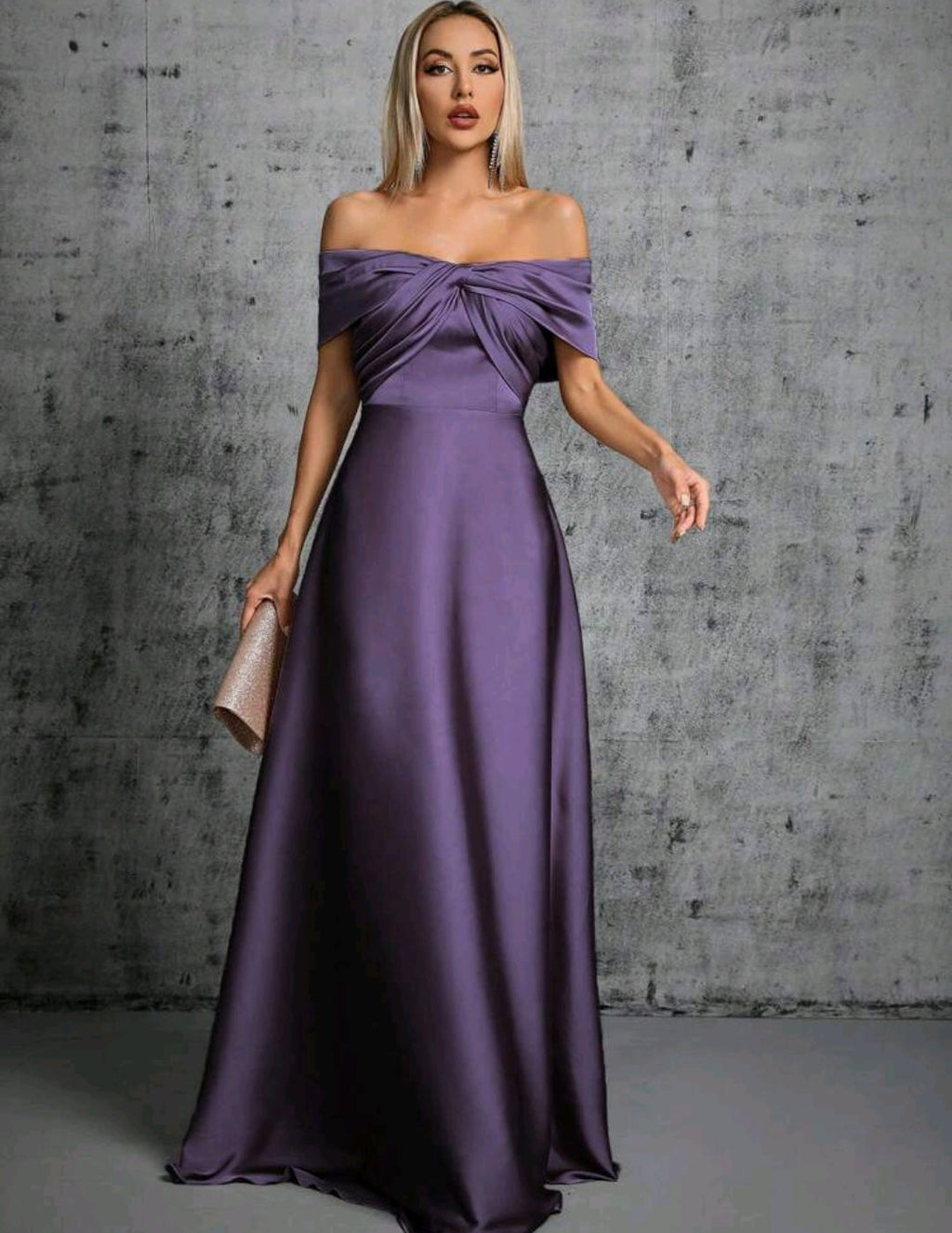 Vestido satinado violeta off-the-shoulder corte A