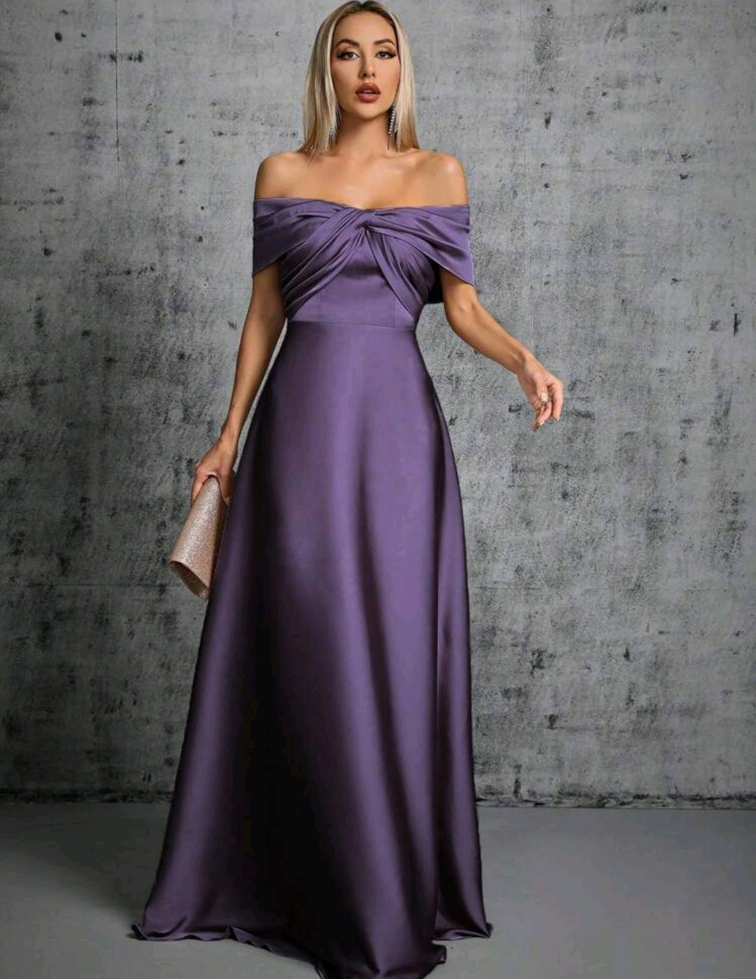 Vestido satinado violeta off-the-shoulder corte A