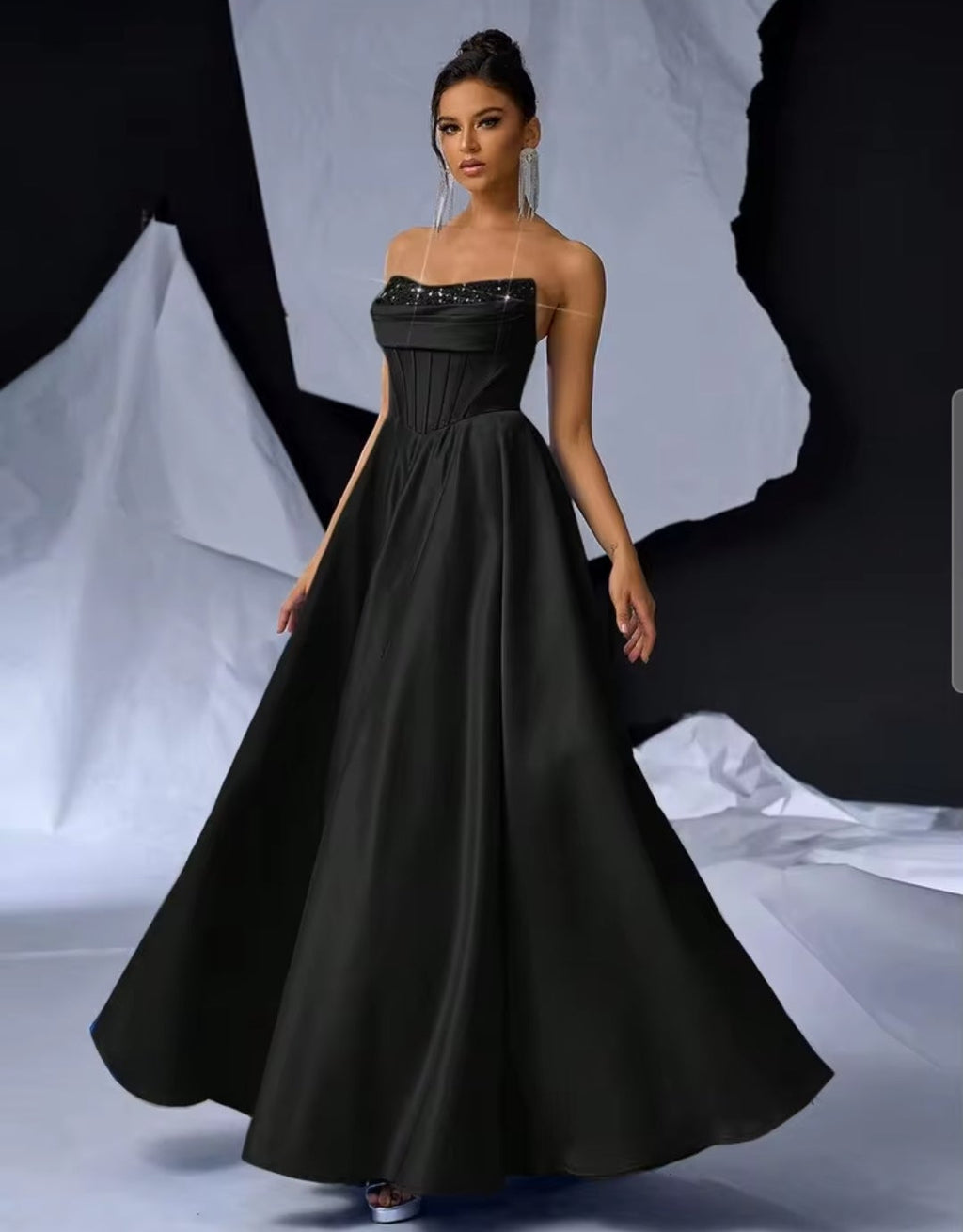 Vestido negro straple corte A satinado