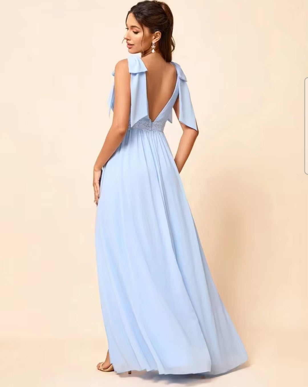 Vestido baby blue con abertura lateral escote en V