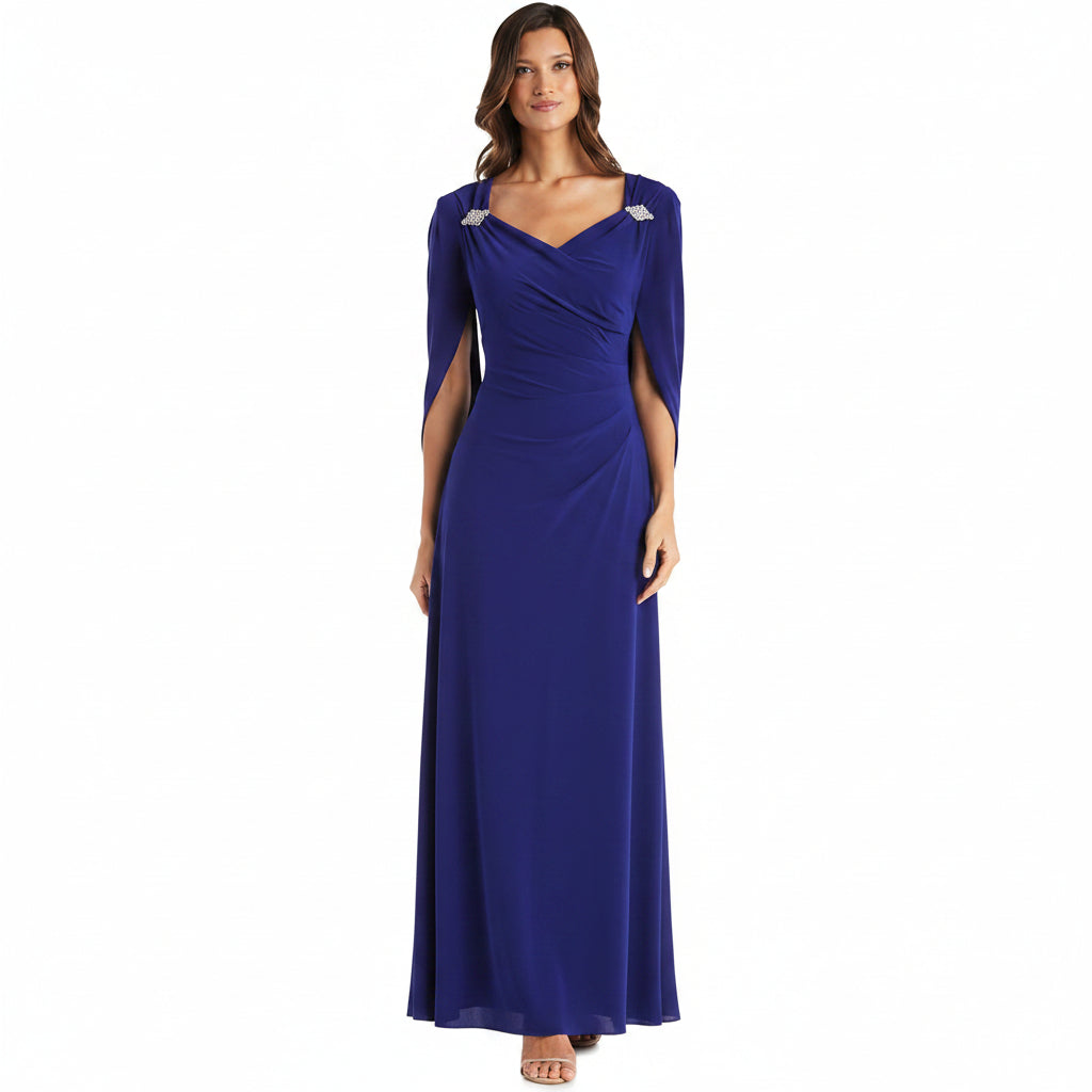 Vestido azul corte recto con capa