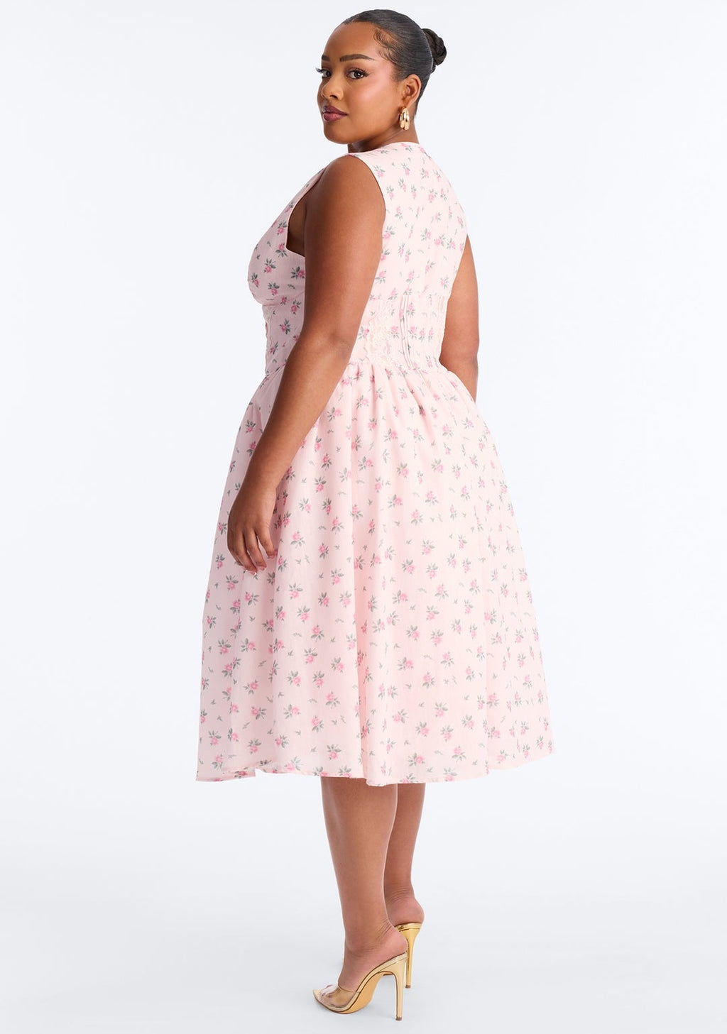 Vestido casual rosa con flores rosas pequeñas