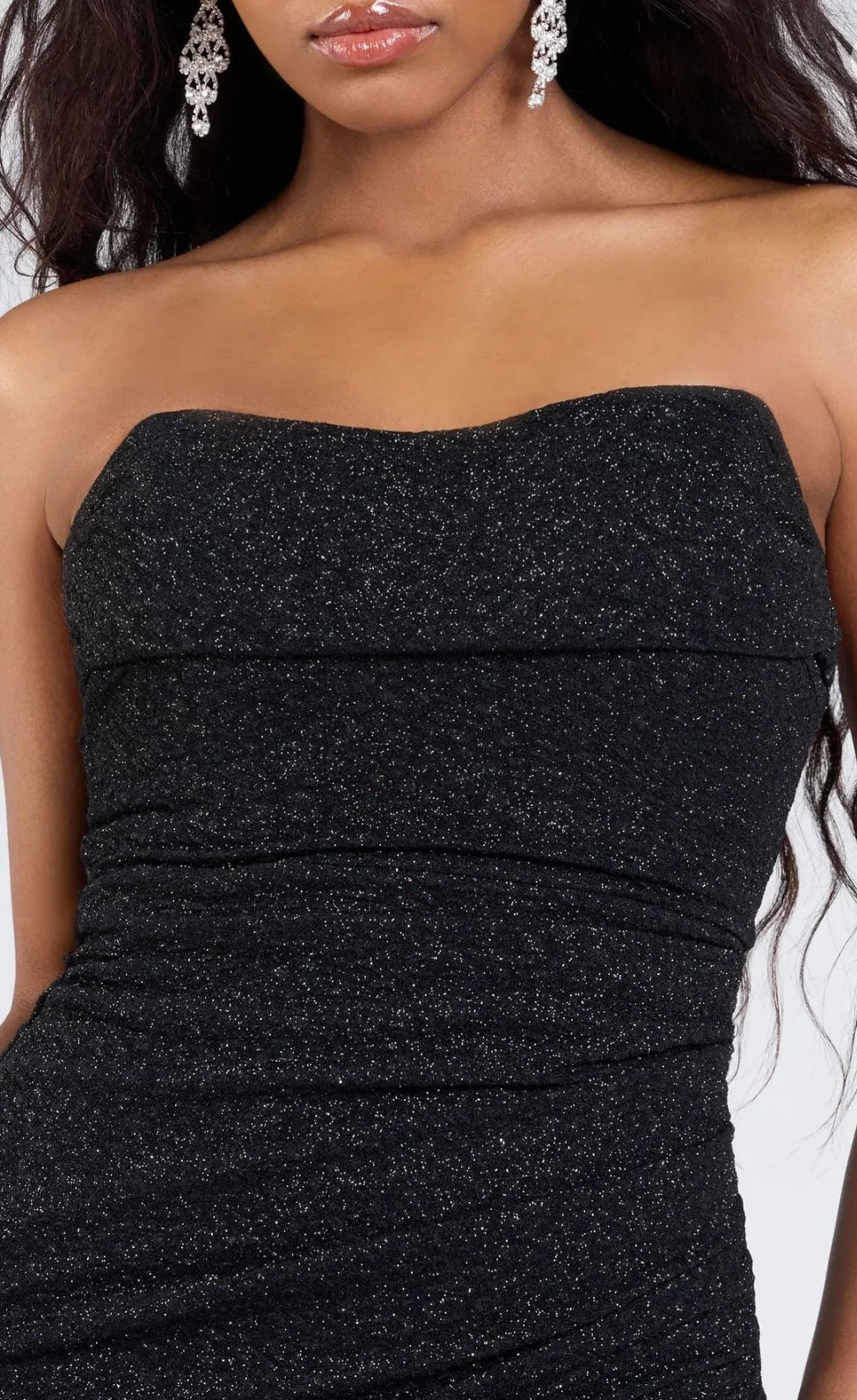 Vestido Danika negro straple brillante con abertura lateral