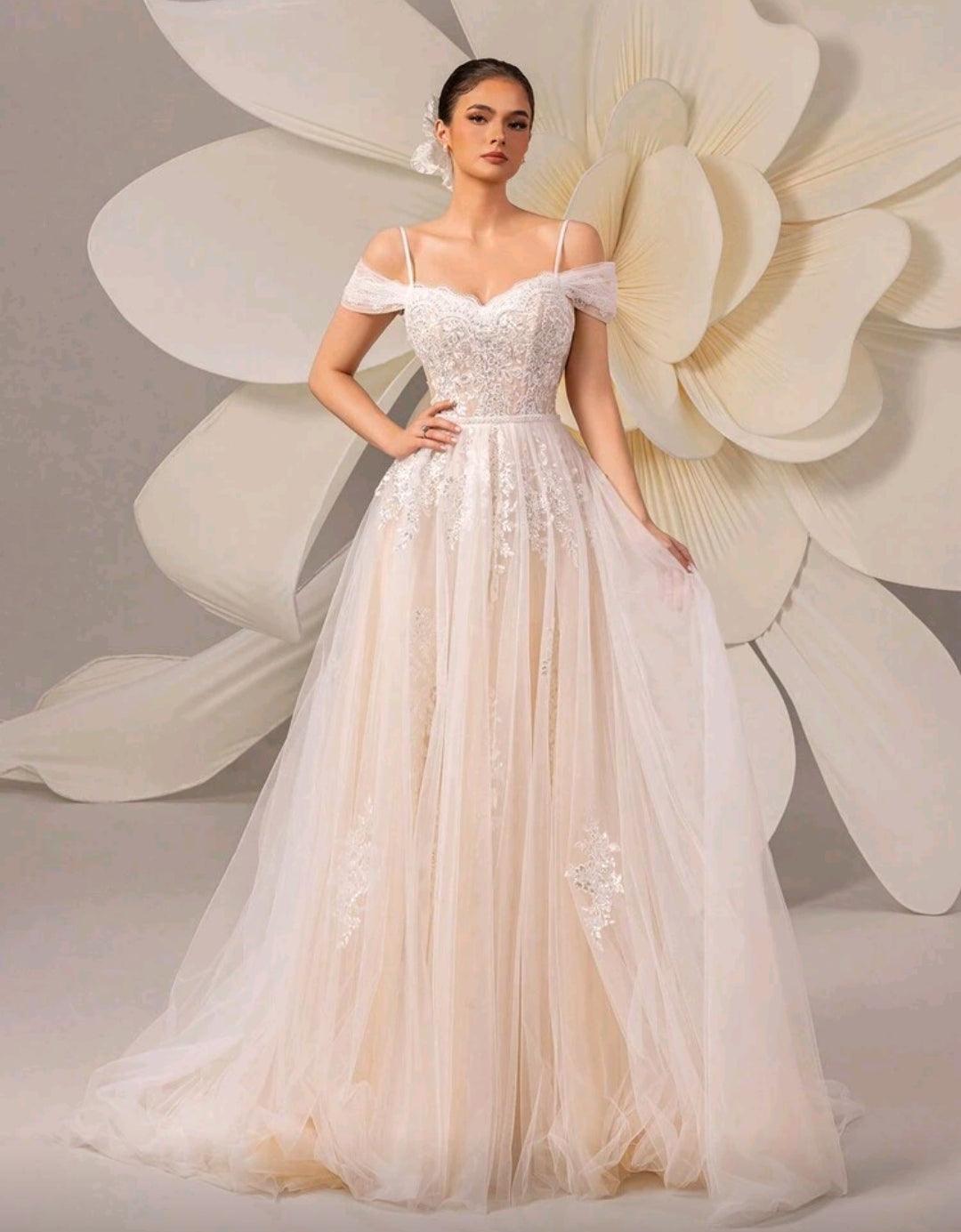 Vestido de Novia Encanto Etéreo: Delicadeza en Tul y Hombros Caídos