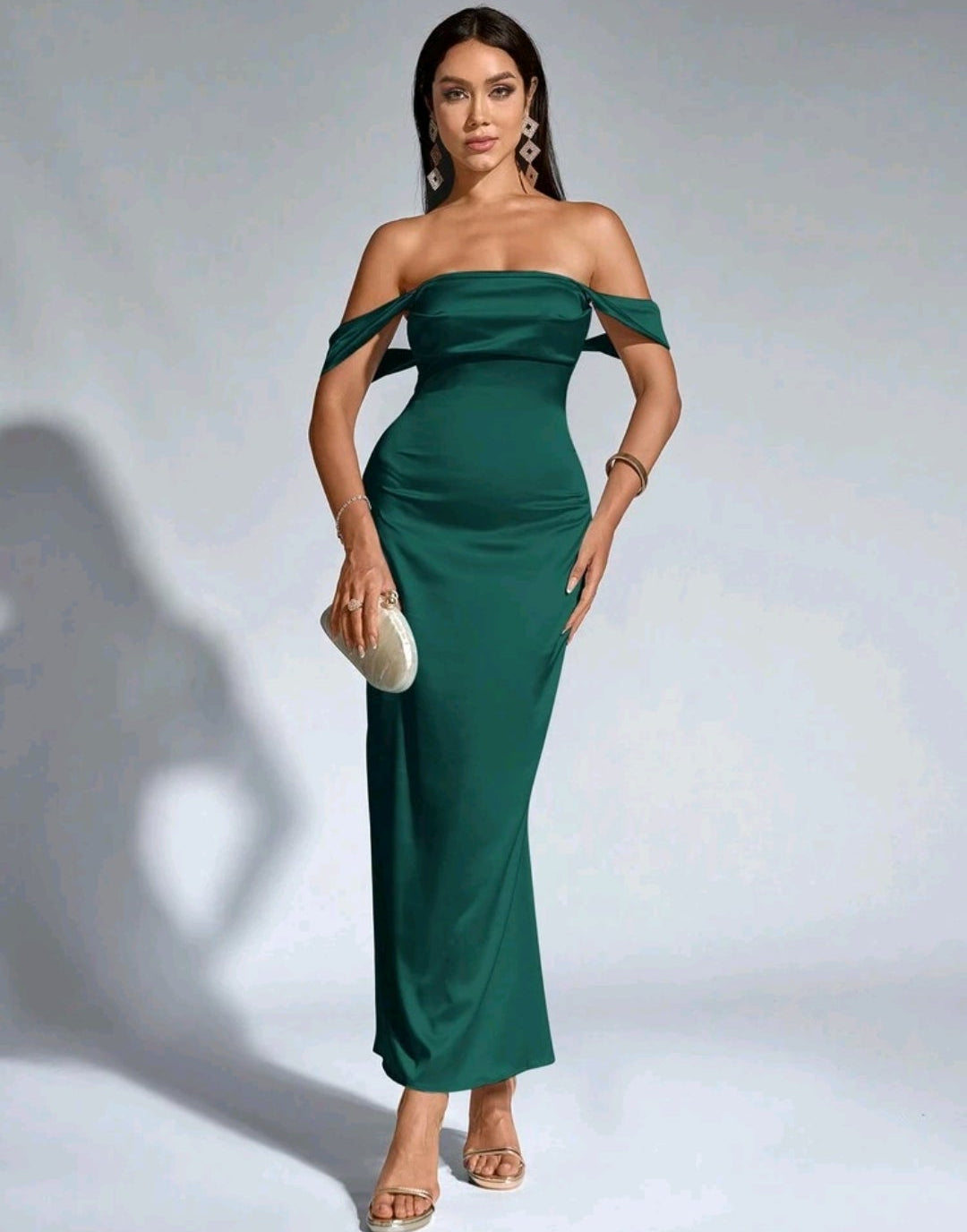 Vestido verde jade satinado off-the-shoulder corte sirena