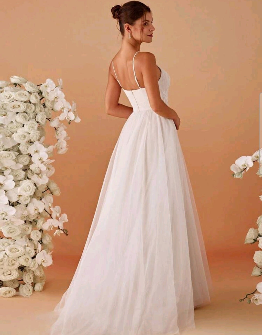 Vestido de Novia Romántico en Tul con Corpiño de Encaje y Escote Halter Keyhole