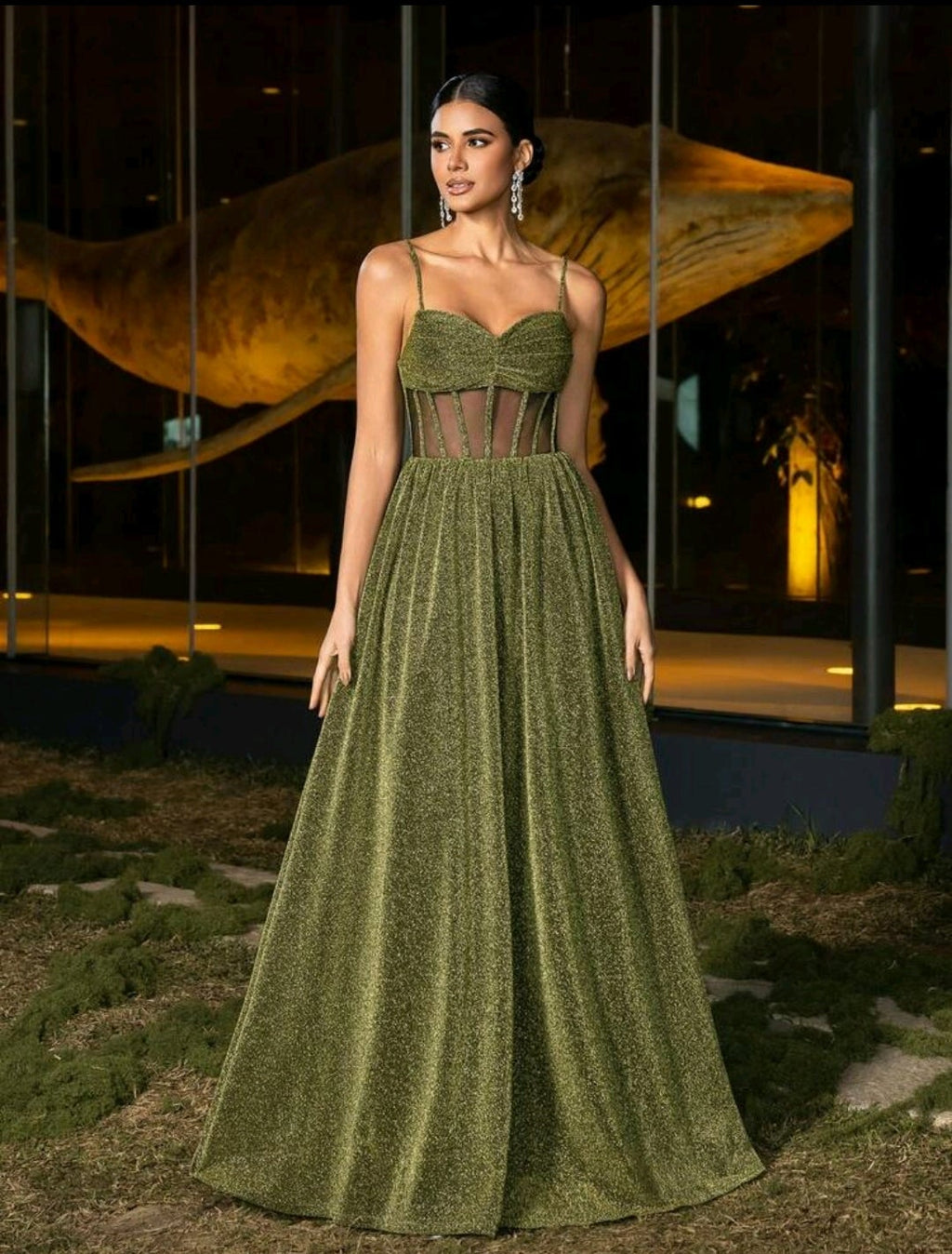Vestido verde olivo brillante tirante delgado con transparencia corte A