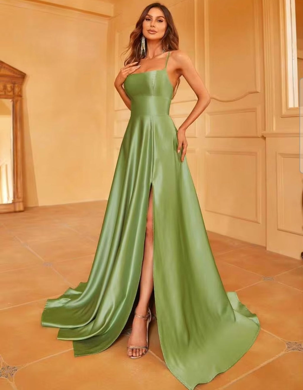 Vestido verde sage oscuro satinado con corsé ajustable espalda semi abierta