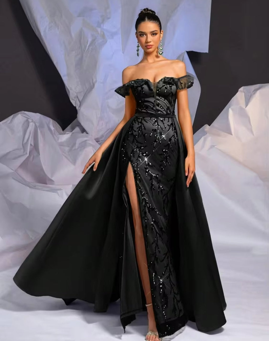 Vestido negro lentejuelas con sobrefalda off-the-shoulder