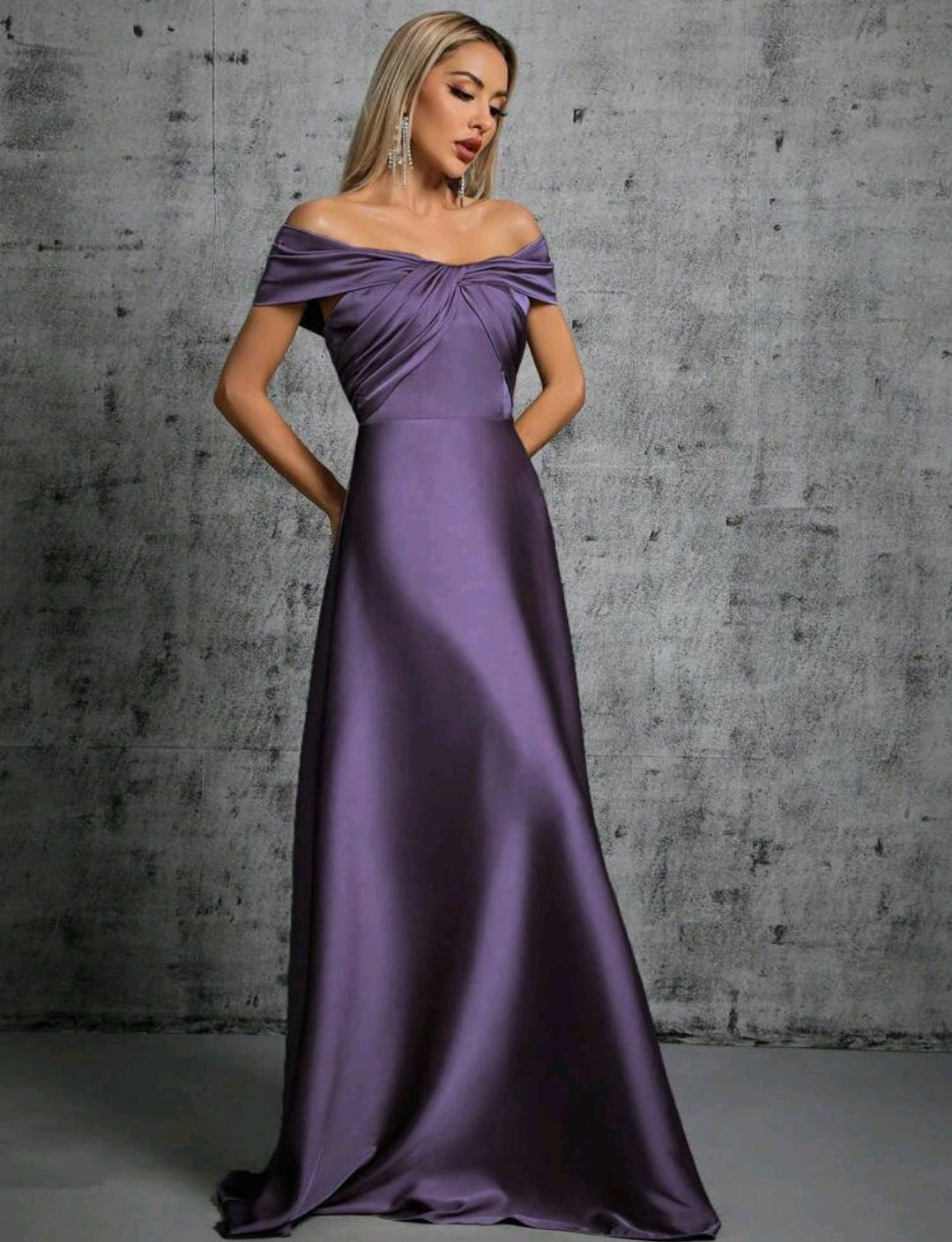 Vestido satinado violeta off-the-shoulder corte A