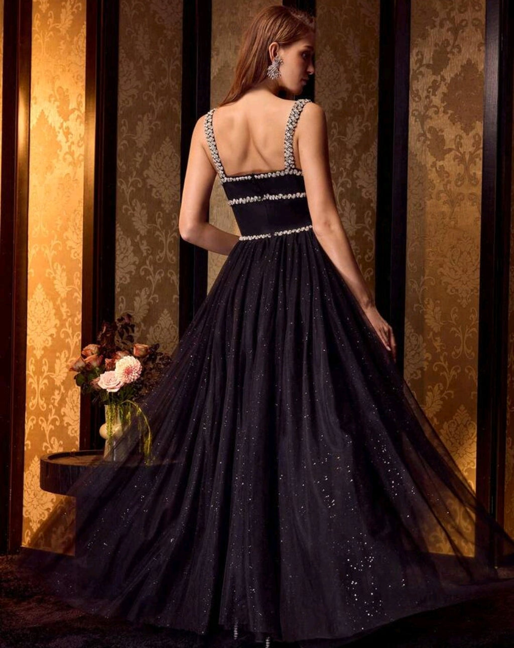 Vestido negro brillante con escote pronunciado