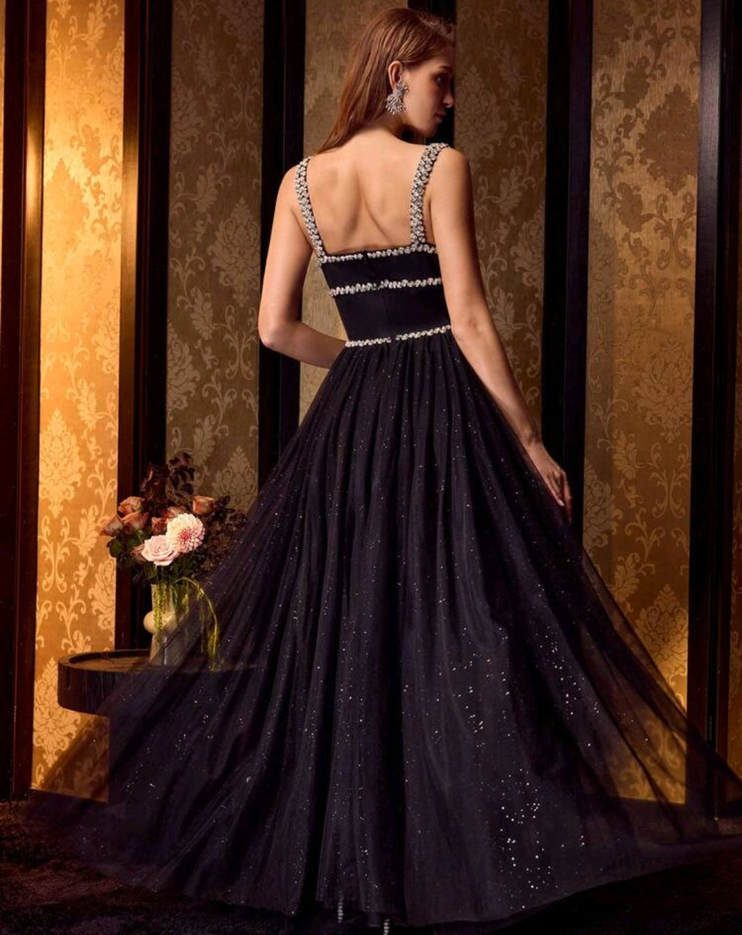Vestido negro brillante con escote pronunciado