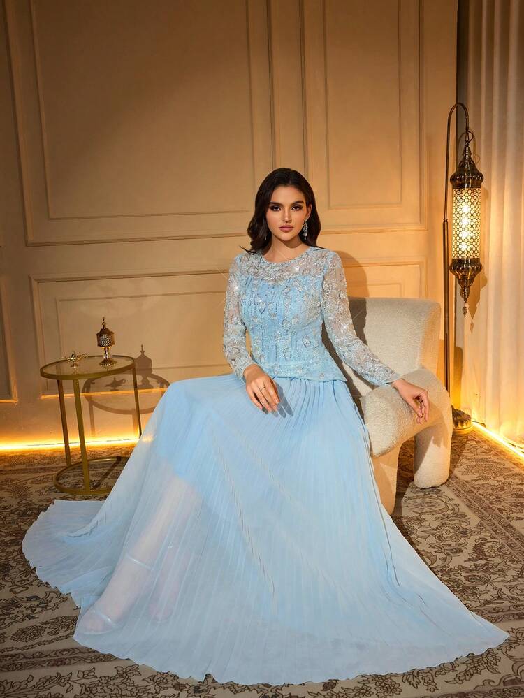 Vestido baby blue con pedrería manga larga y falda chiffon plisada