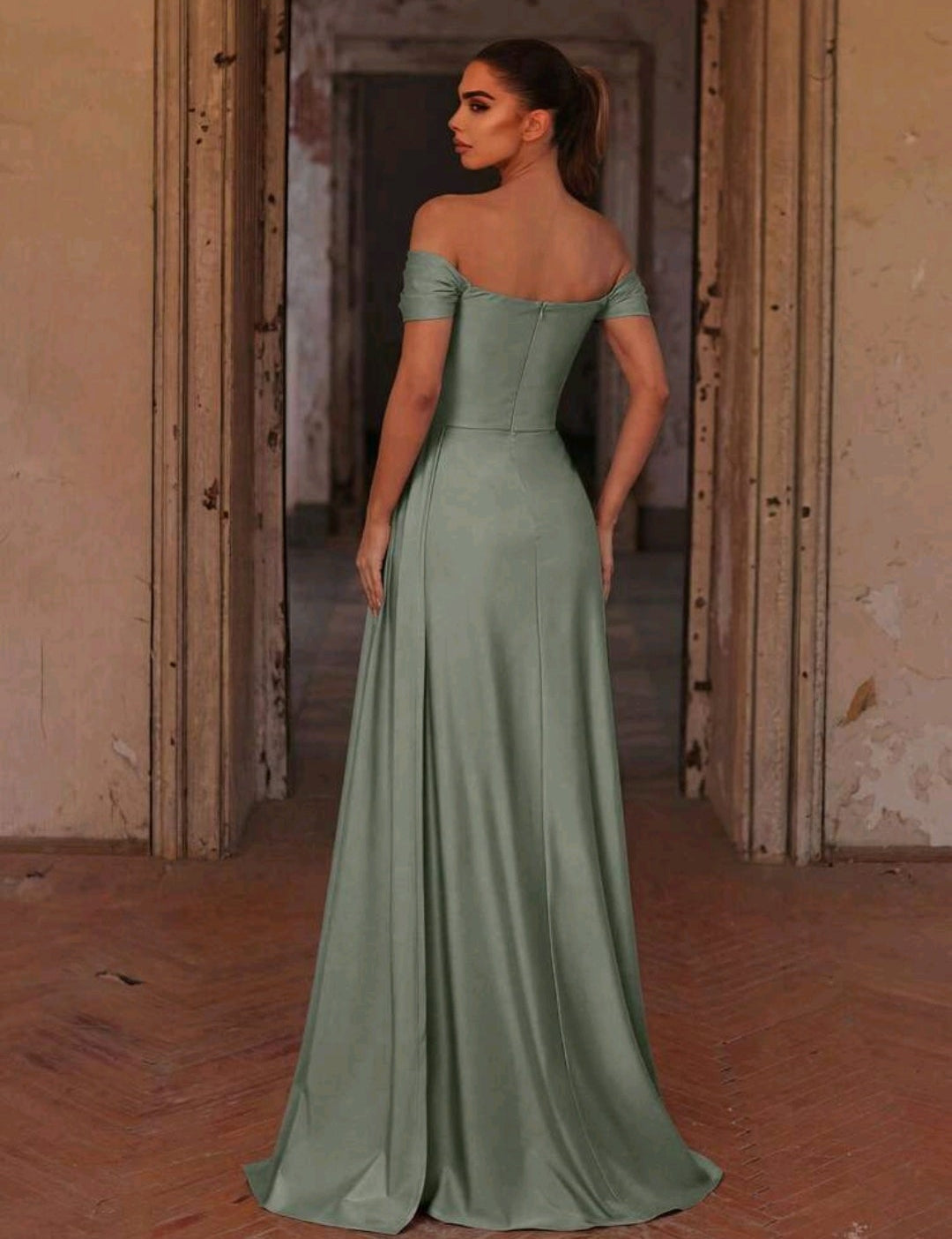 Vestido verde sage oscuro con manga off-the-shoulder