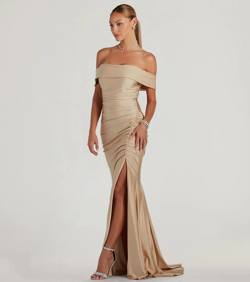 Vestido champán off-the-shoulder con abertura lateral