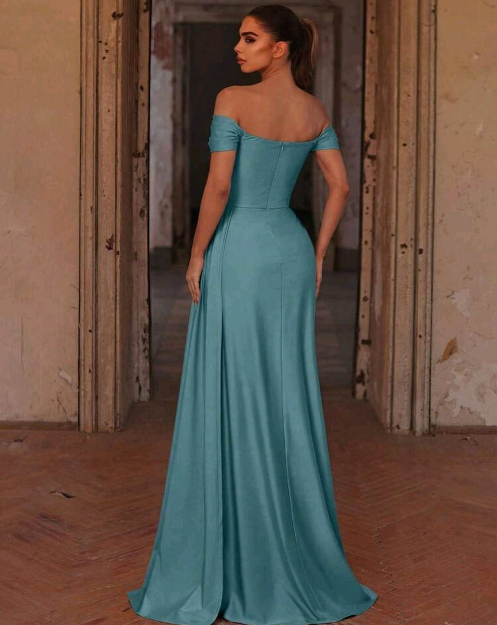 Vestido aqua oscuro off-the-shoulder con abertura lateral