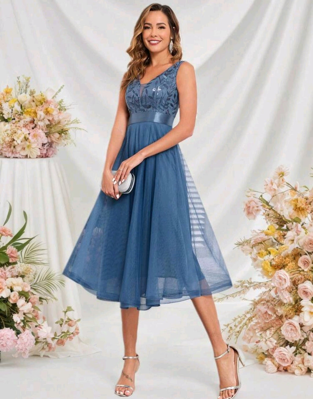 Vestido dusty blue con aplicación lentejuelas y tul