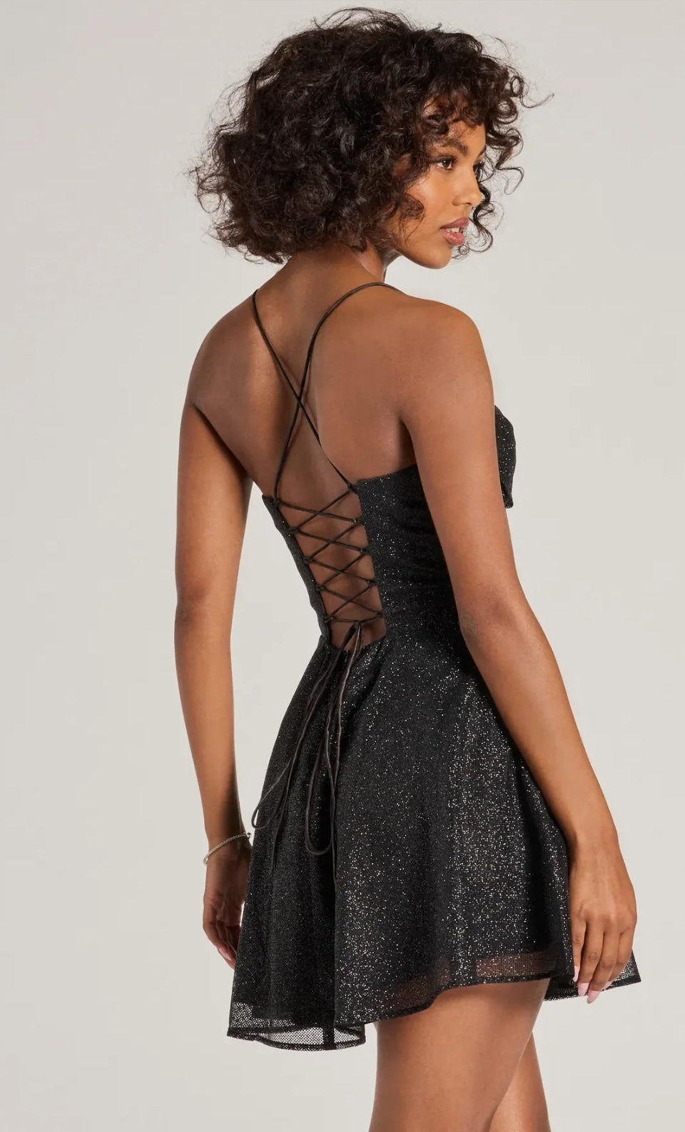Vestido Leah negro brillante espalda abierta