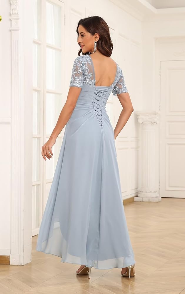 Vestido que combina un corpiño de encaje floral detallado con una fluida falda de gasa. Dusty Blue