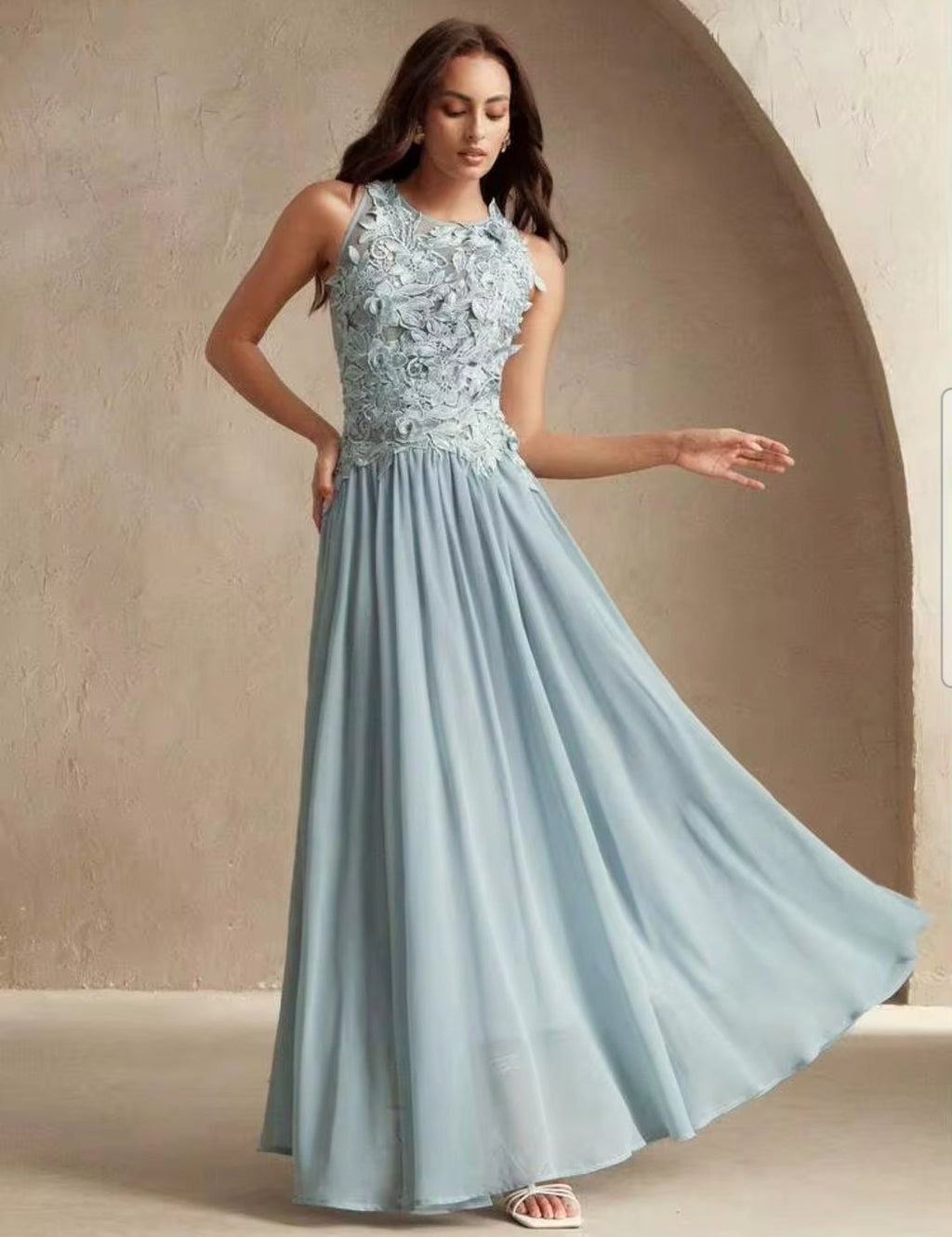 Vestido dusty blue con aplicación encaje y transparencia
