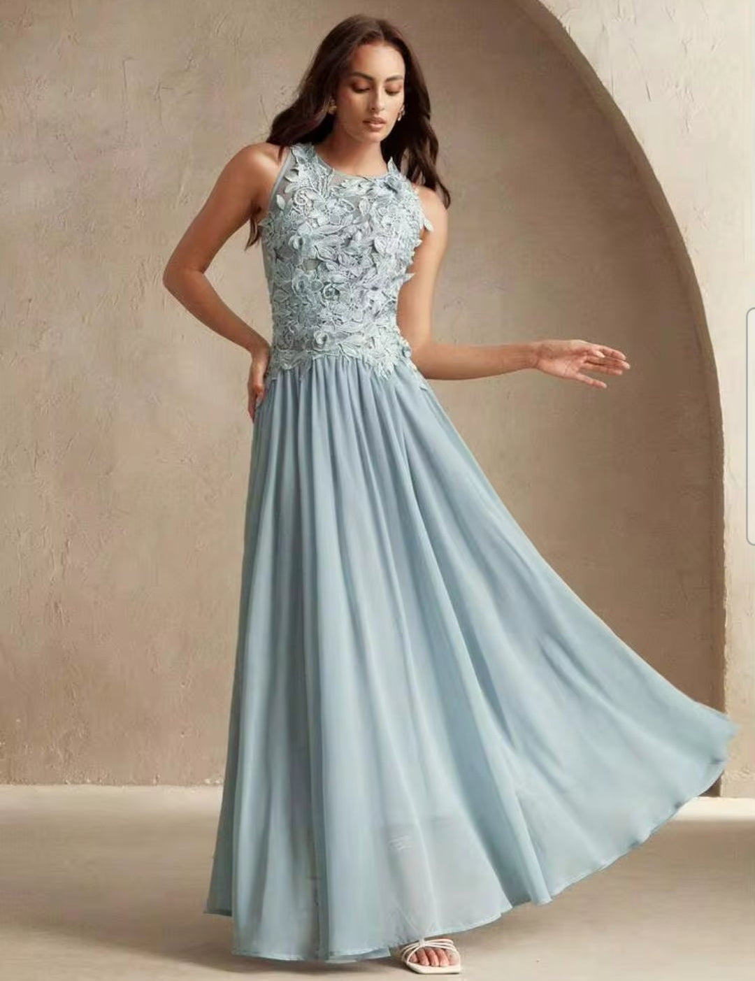 Vestido dusty blue con aplicación encaje y transparencia