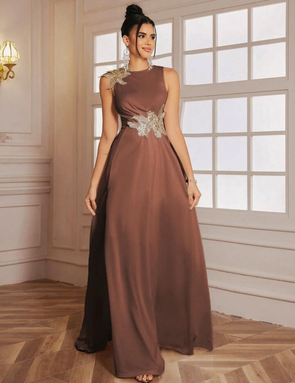 Vestido café flores dorados con abertura
