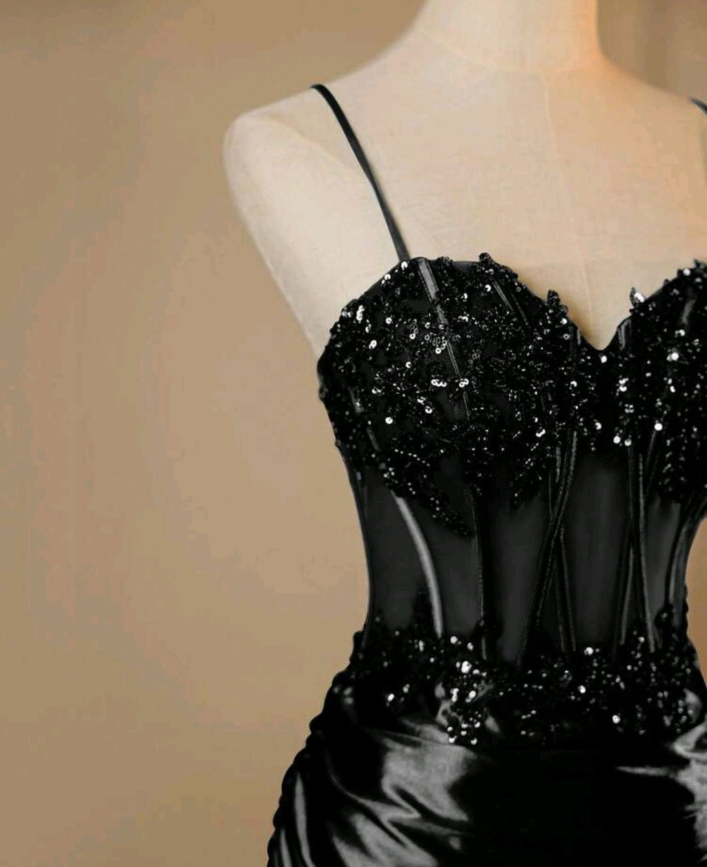 Vestido negro con aplicación pedrería y falda satinada corsé ajustable
