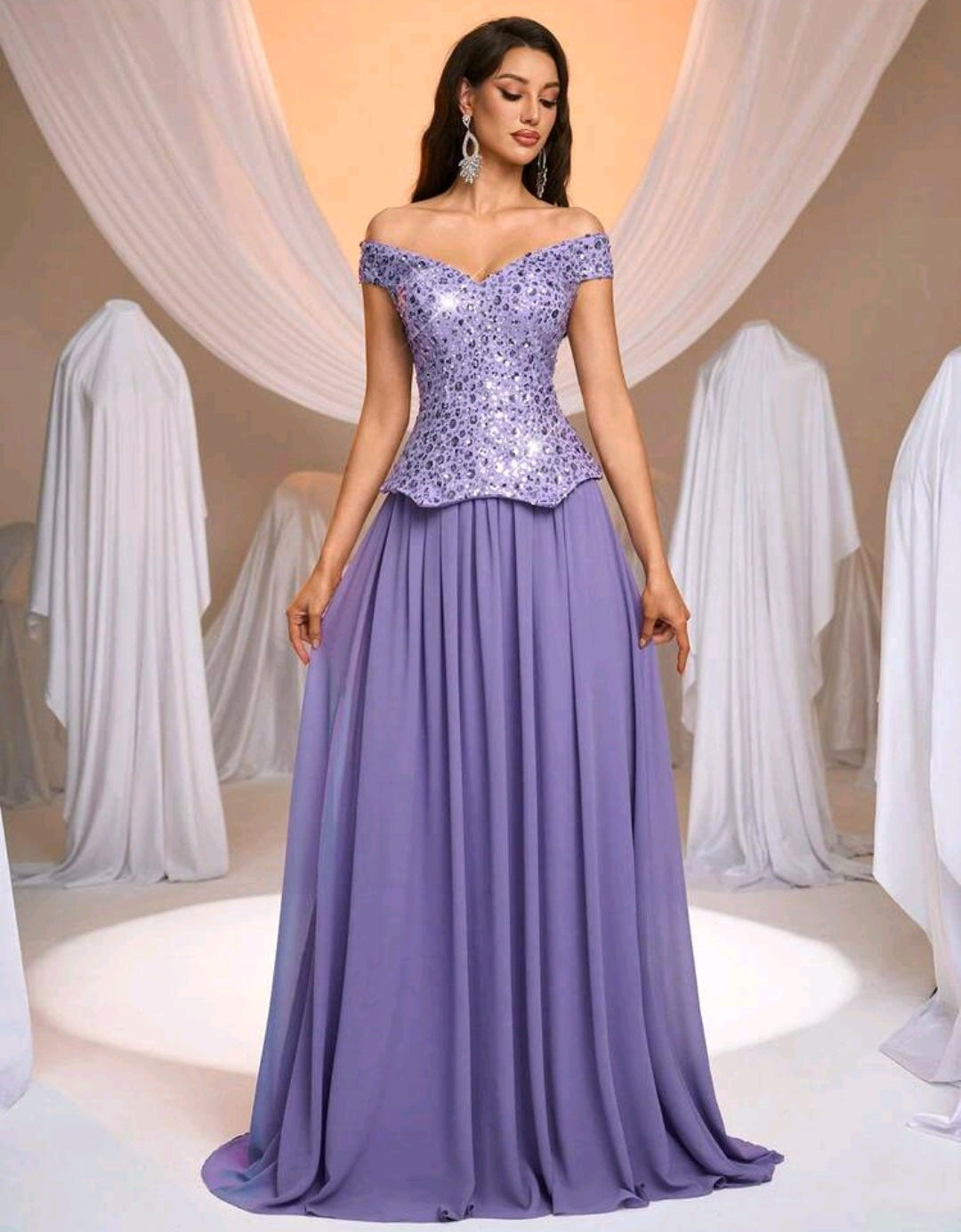 Vestido lila off-the-shoulder lentejuelas y falda chiffon