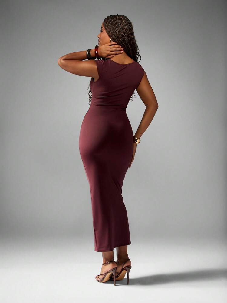 Vestido vino pegado al cuerpo con escote pronunciado