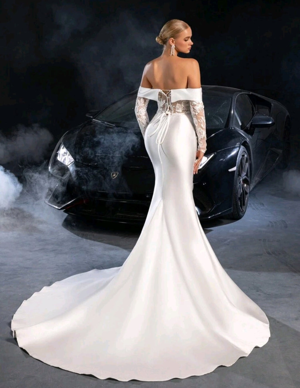 Vestido de Novia "Siren Elegance": Satén y Encaje Floral