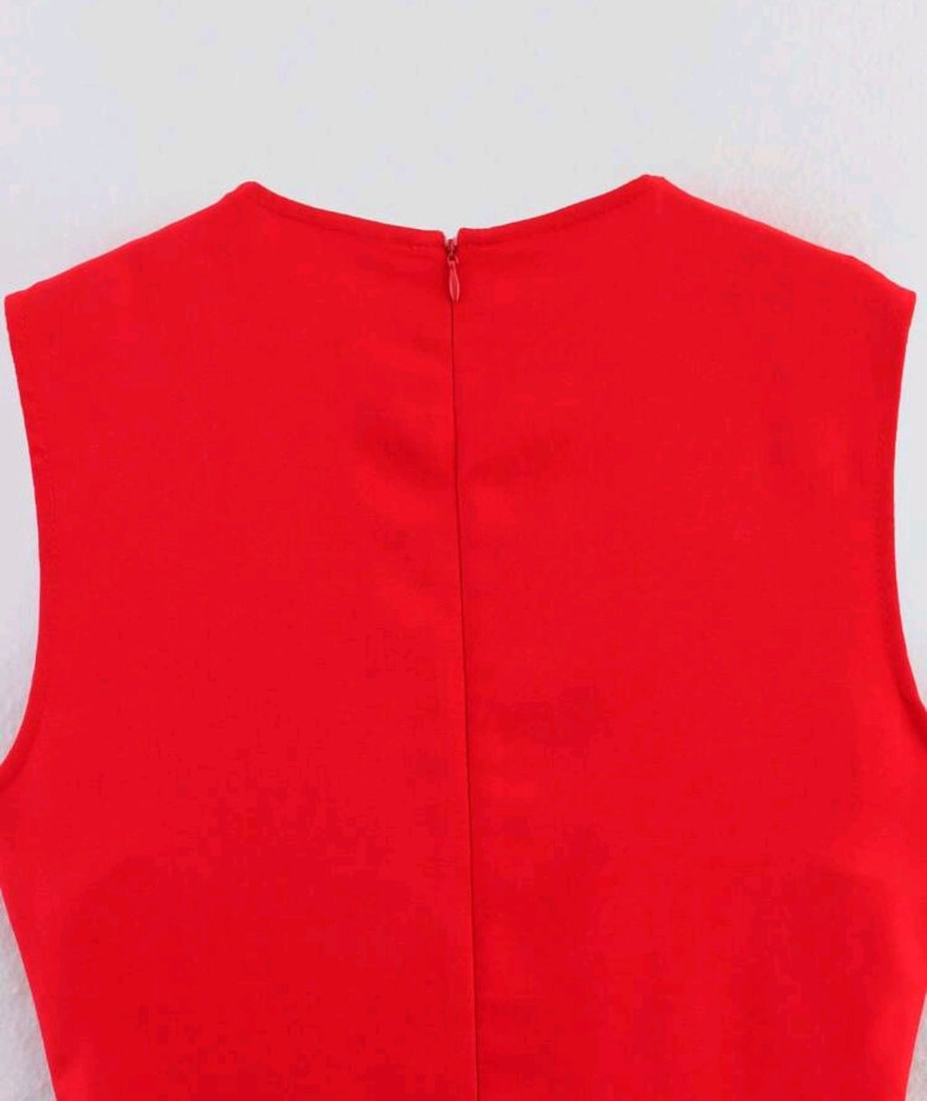 Vestido rojo formal midi con botones dorados