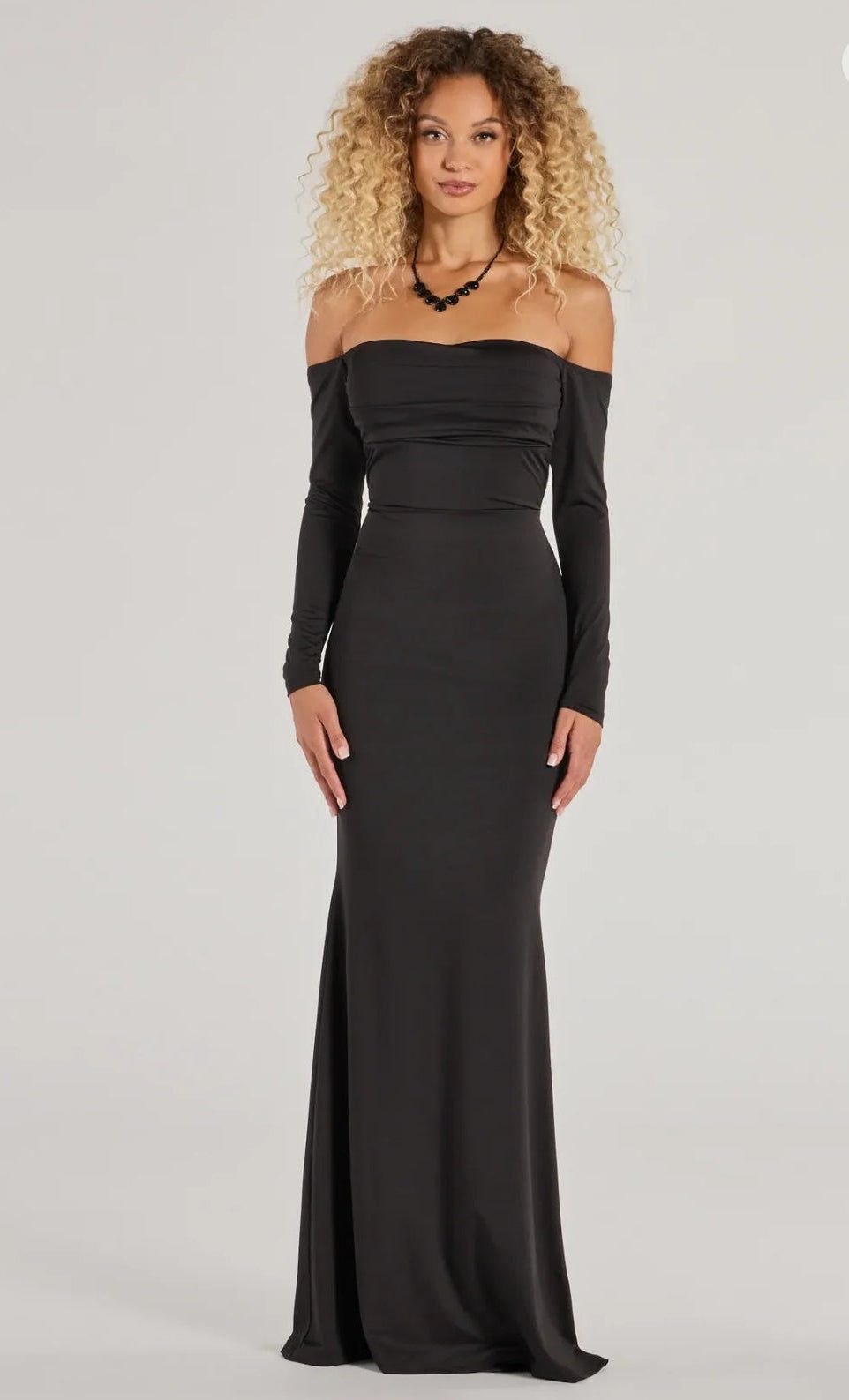 Vestido negro manga larga corte sirena