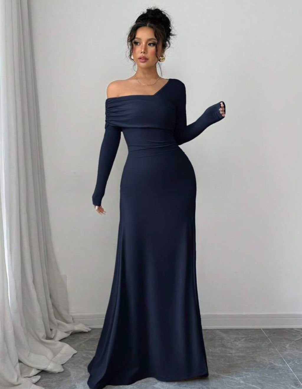 Vestido azul oscuro manga larga con abertura lateral