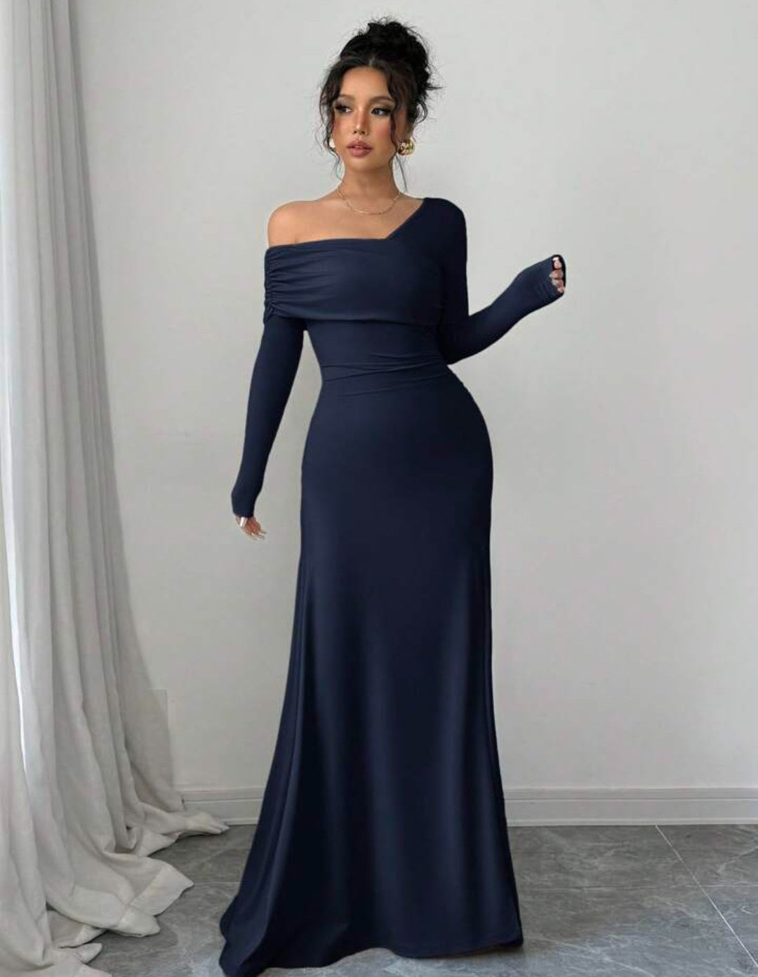 Vestido azul oscuro manga larga con abertura lateral