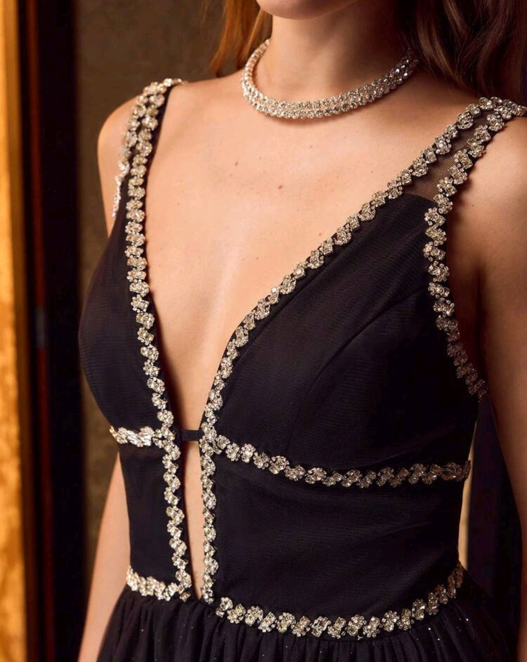 Vestido negro brillante con escote pronunciado