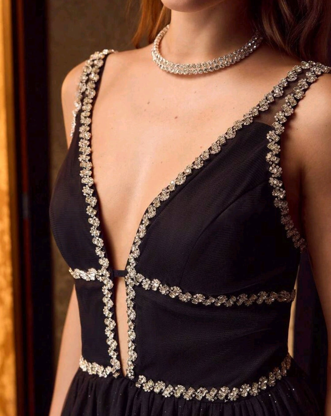 Vestido negro brillante con escote pronunciado