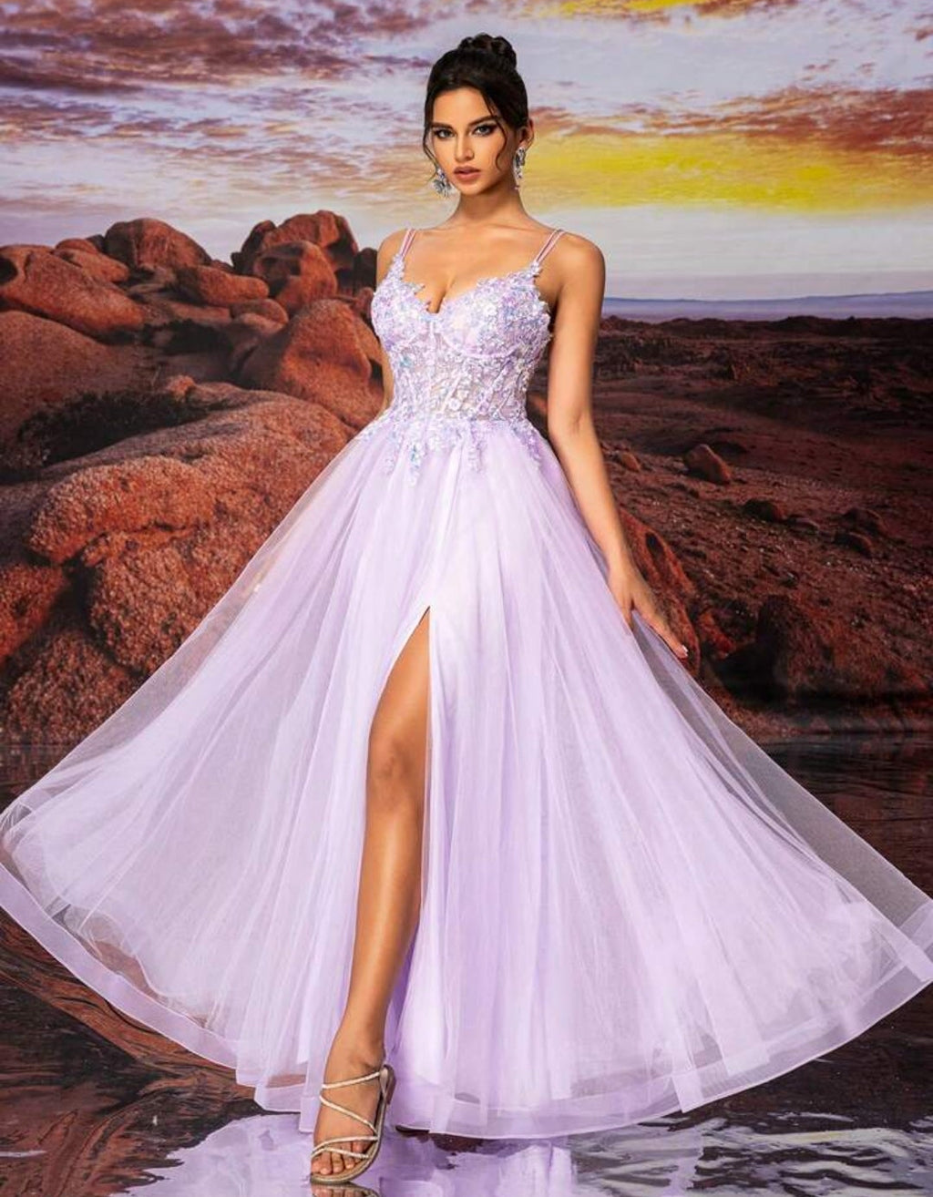 Vestido lila con aplicación tornasol y falda tul
