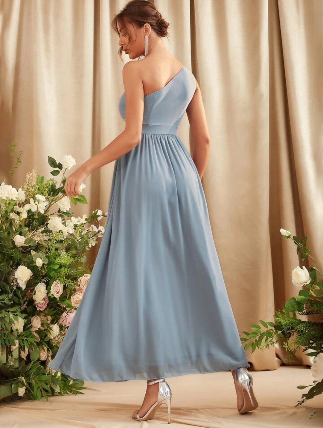 Vestido dusty blue una manga con abertura lateral