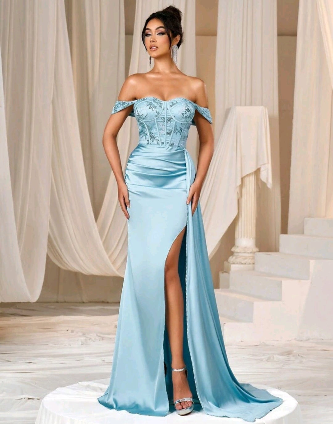 Vestido baby blue satinado off-the-shoulder con abertura lateral