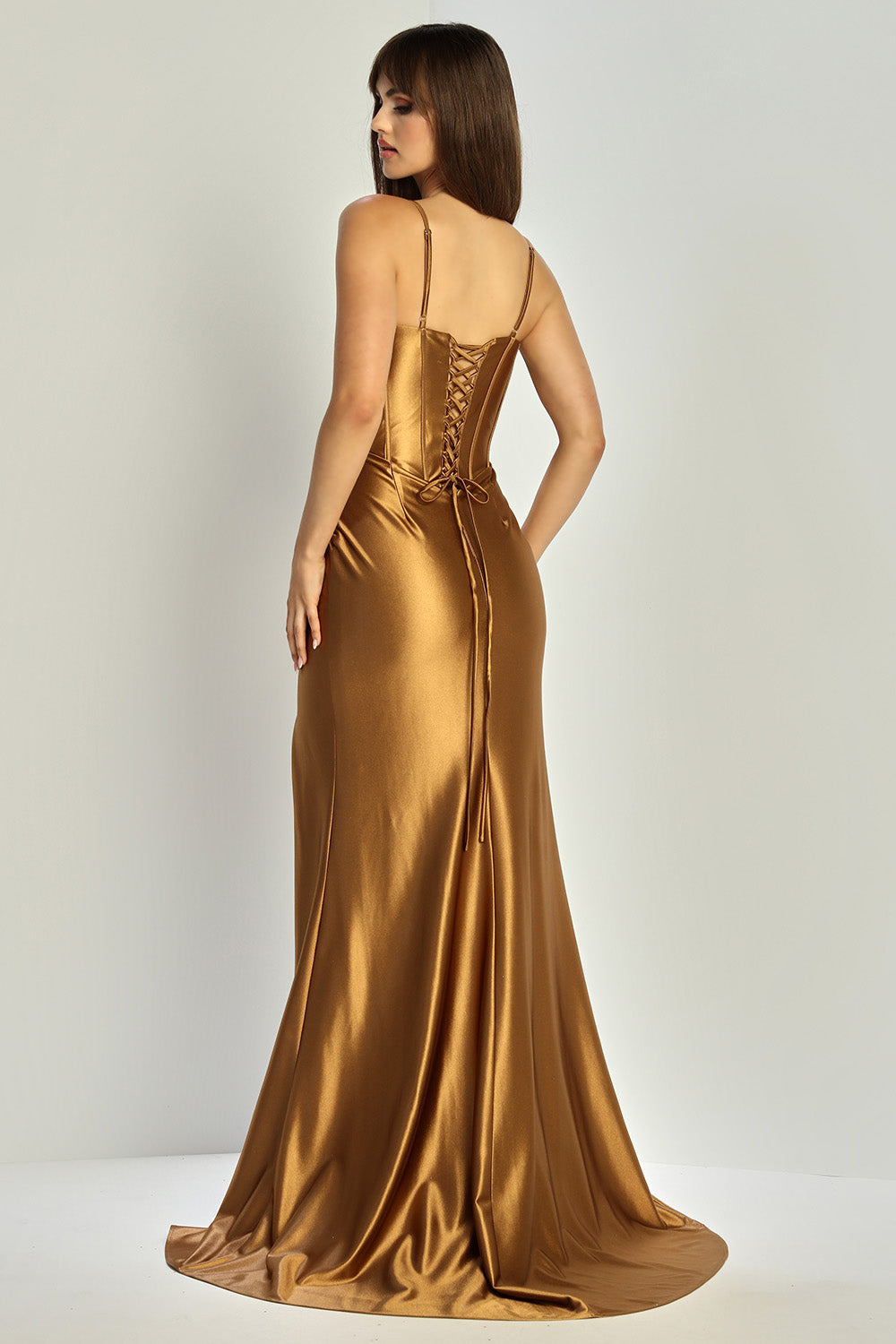 Vestido azul rey satinado con corsé ajustable y abertura lateral