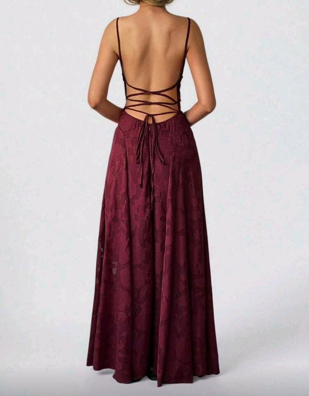 Vestido vino espalda abierta con estampado floral