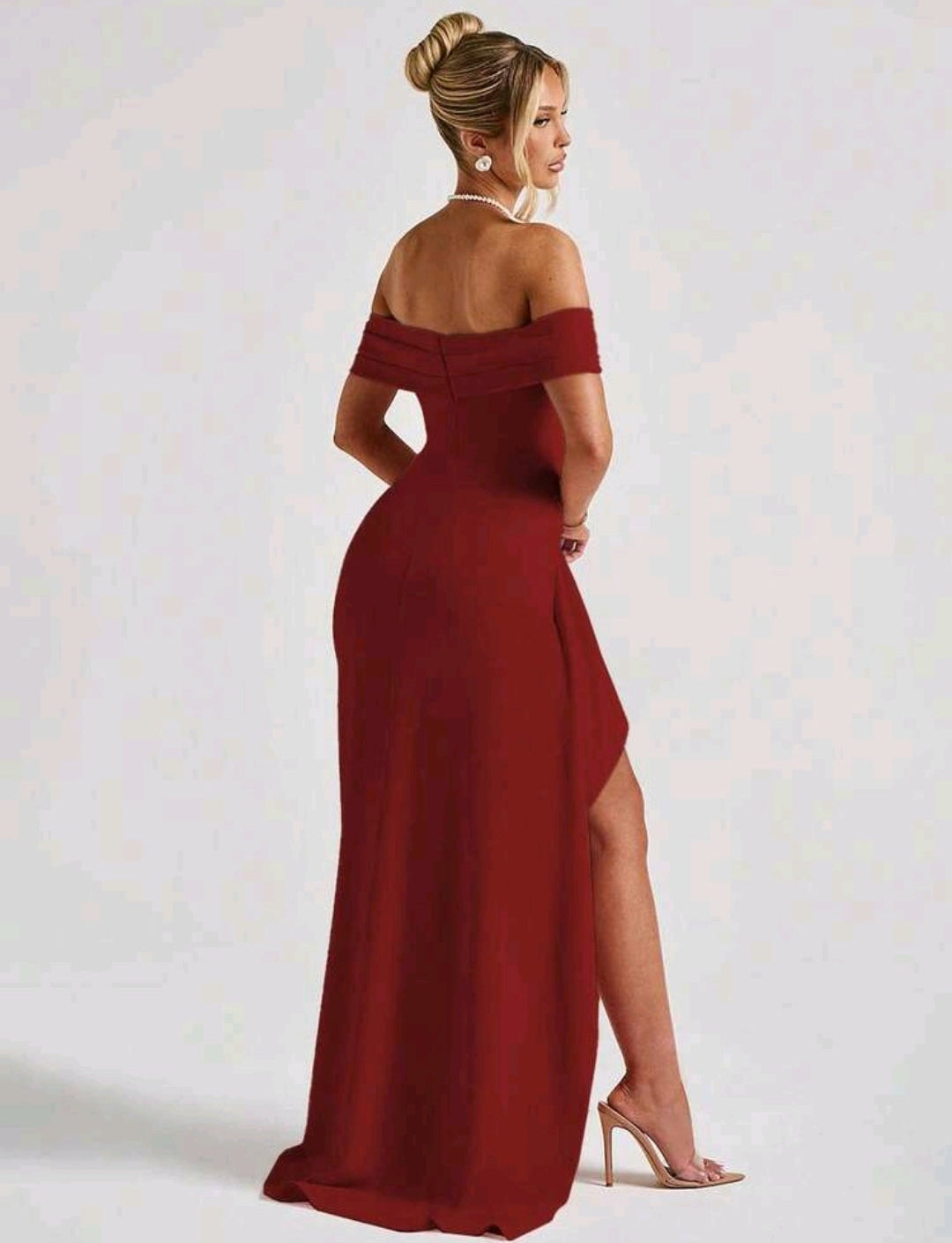 Vestido vino off-the-shoulder con abertura lateral