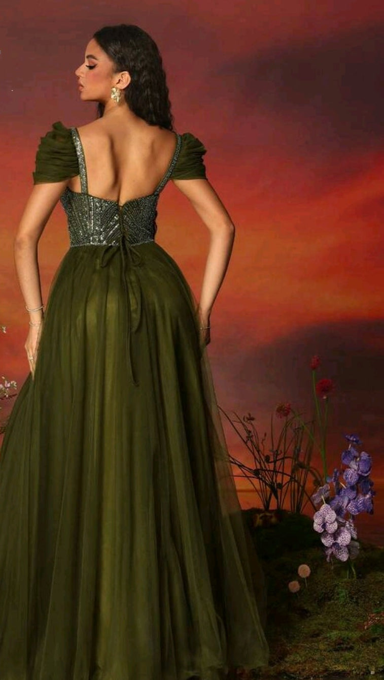 Vestido Sarai verde olivo con pedrería y tul manga corta