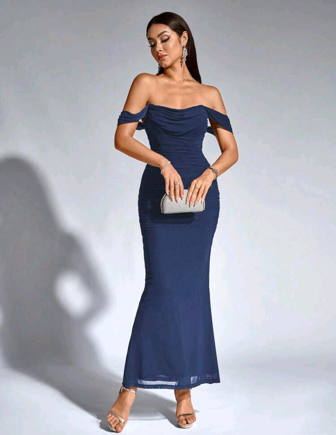 Vestido azul marino off-the-shoulder pegado al cuerpo