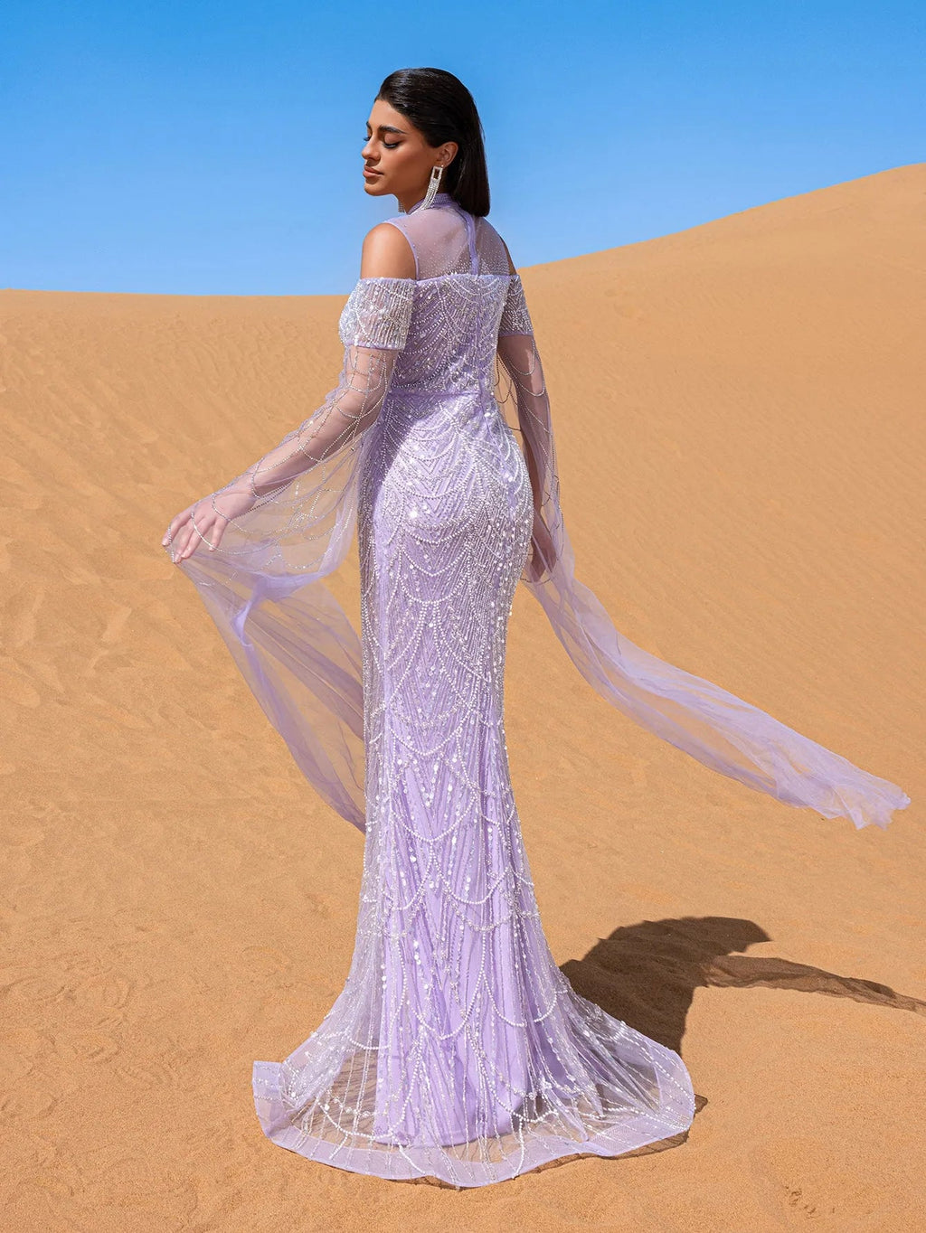Vestido lila con pedrería y manga capa