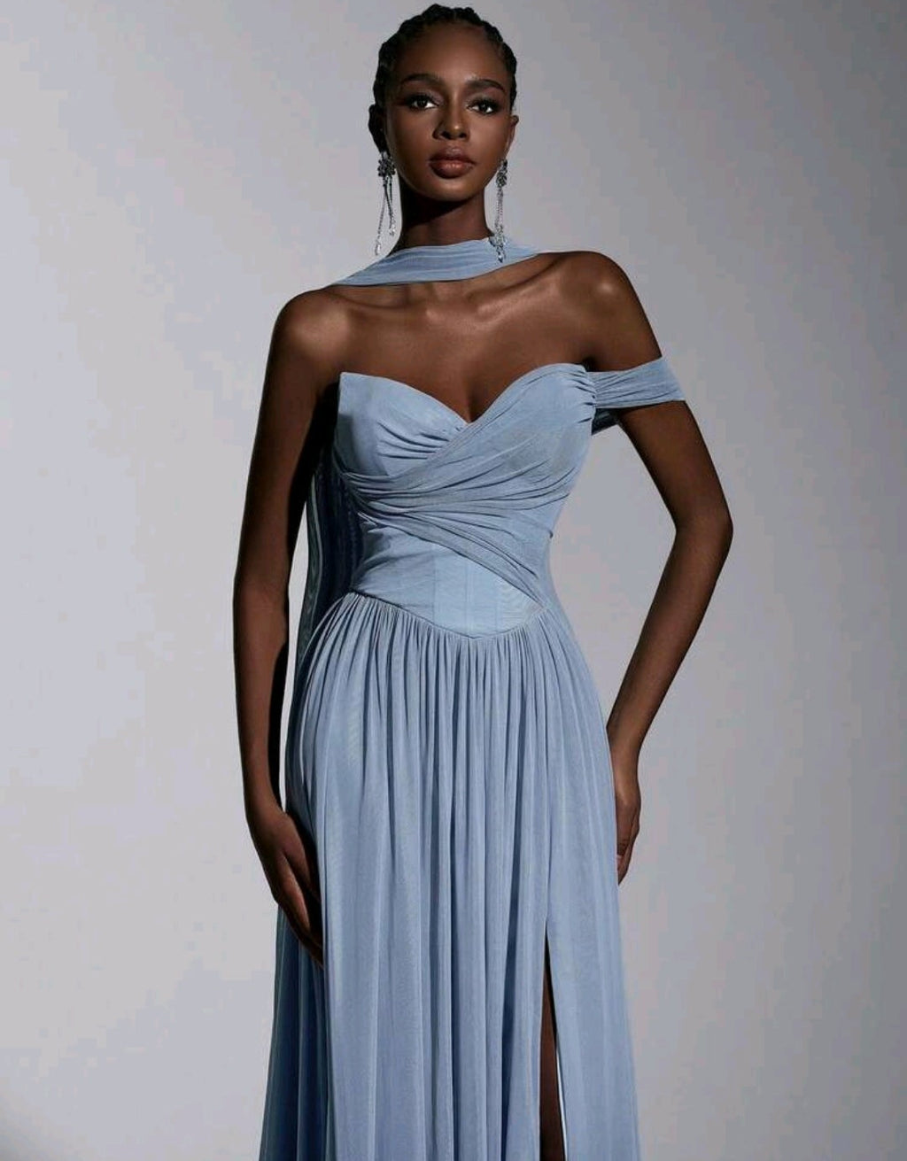Vestido dusty blue straple corte A con abertura lateral